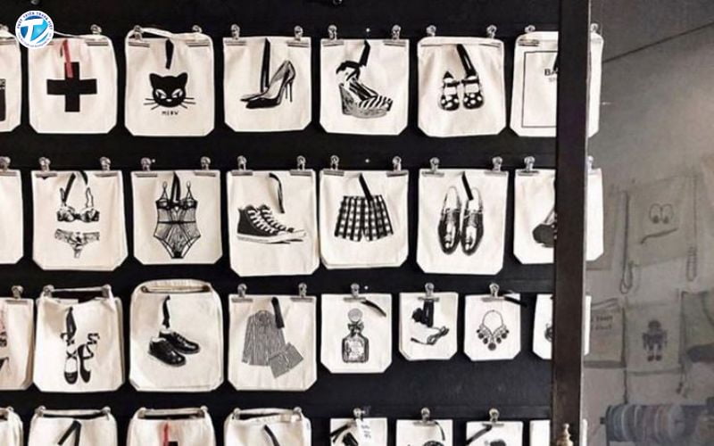 In túi vải canvas thường bị ảnh hưởng bởi nhiều yếu tố từ chất liệu cho đến công nghệ in và độ hoàn thiện sản phẩm